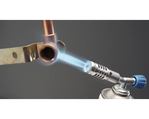 Lödlampa som löder en bit kopparrör