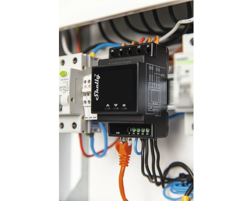 Shelly Logo energimätare med orange LAN-kabel i säkringsskåpet