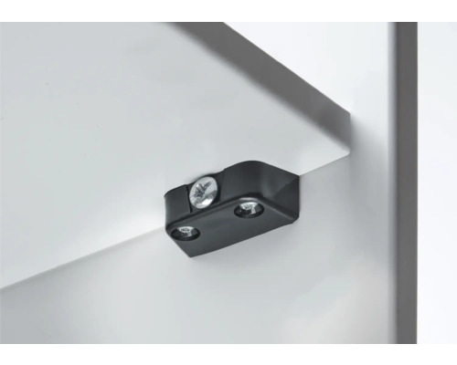 Skåpsbelysning fäst med skruvar på insidan av ett skåp