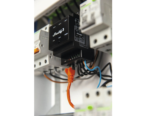 Shelly 3 Smart Home relä i en kopplingsdosa med kablar