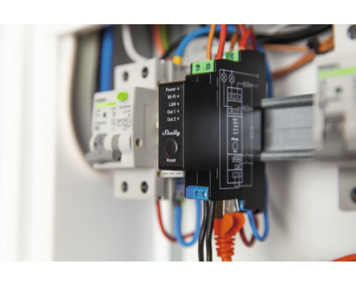 Shelly Logo på en automationsbrytare med diverse anslutningar i ett elskåp