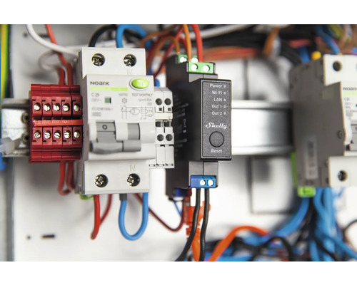 Elektrisk installation med säkringar, klämmor och Shelly Logo