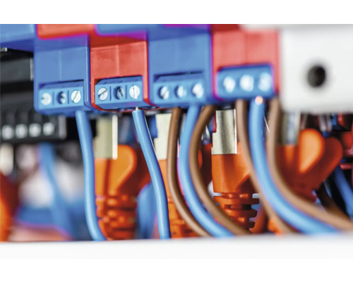 Detaljbild av elektriska anslutningar med kablar