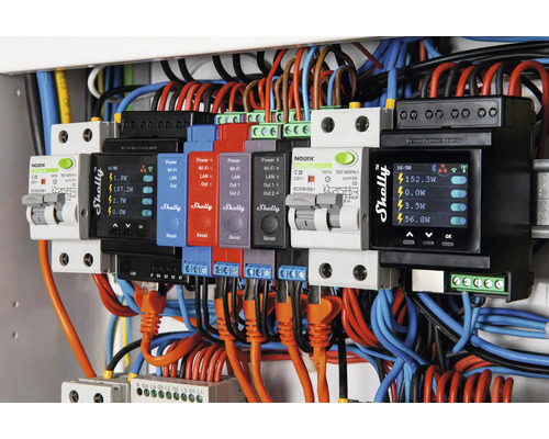 Säkringsskåp med flera Shelly-effektmätare och Noark-strömbrytare