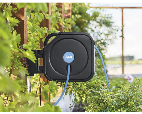 Vägghängd slangbox med trädgårdsslang från for.q utomhus