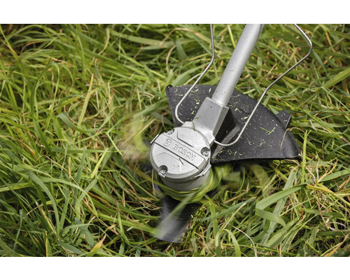 Bosch-logotyp på en grästrimmer som klipper gräs