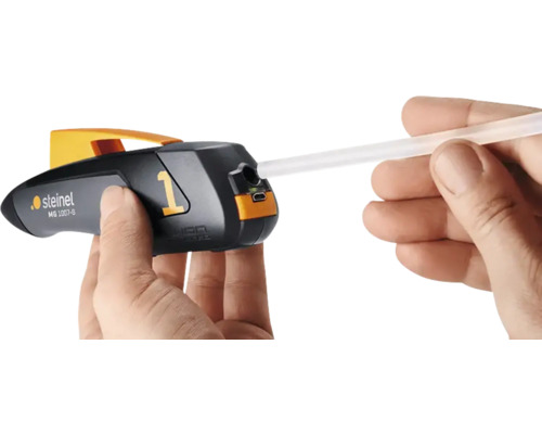 Steinel limpistol med limstift i händerna