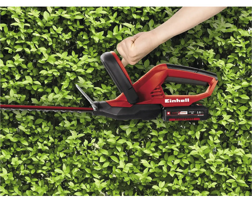 Einhell häcksax i drift framför en grön häck
