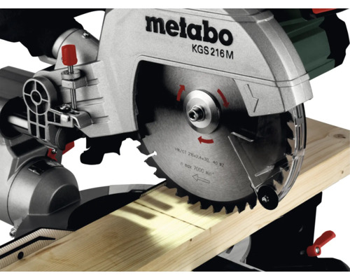 Metabo geringssåg som sågar en träbit