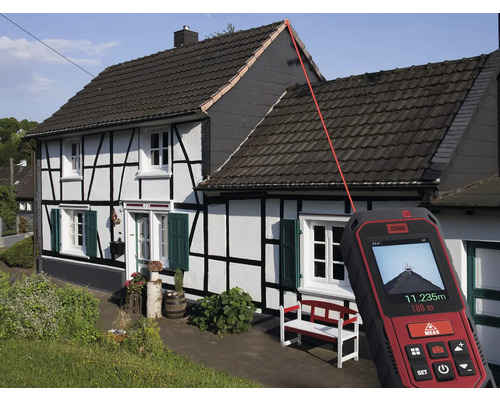 En laseravståndsmätare mäter längden på ett hustak.