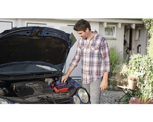 Man ansluter starthjälpen till bilbatteriet
