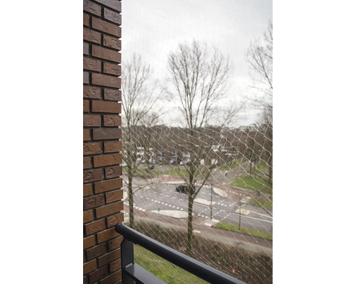 Balkong med installerat kattskyddsnät