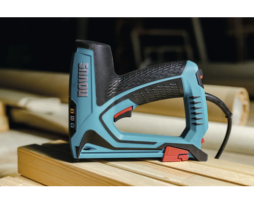 Elektrisk häftpistol från Novus på träunderlag