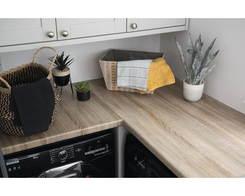 Tvättstuga med bänkskiva, tvättmaskin, tvättkorgar och dekoration