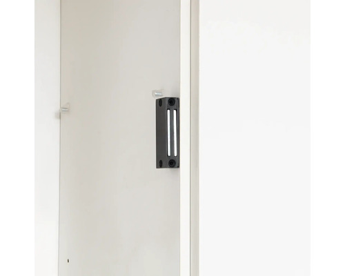 Magnetlås på en skåpdörr