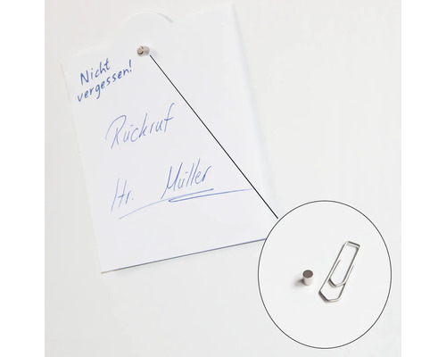 Anteckning fäst med magnet på en whiteboard med texten ring herr Müller tillbaka