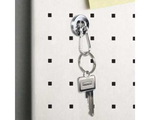 Nyckel fäst på en pegboard med en magnet