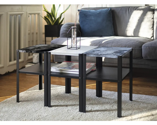 Tre kvadratiska sidobord med marmorutseende och förvaringsutrymme framför en soffa