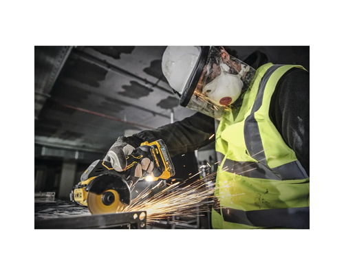 Arbetare med skyddshjälm, skyddsglasögon, andningsskydd och varselväst som separerar metall med en vinkelslip från DeWalt.