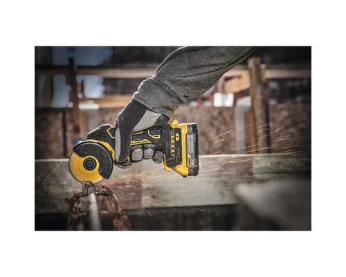 Batteridriven vinkelslip i drift med gnistor