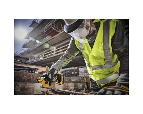 Hantverkare med skyddsglasögon och varselväst skär en bit metall med en DeWalt kapmaskin.