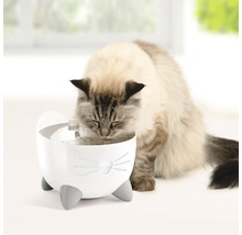 Katt dricker från en vattenfontän för katter i kattdesign