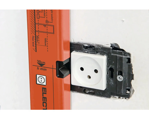 Vattenpass för installation av ett eluttag på en vägg