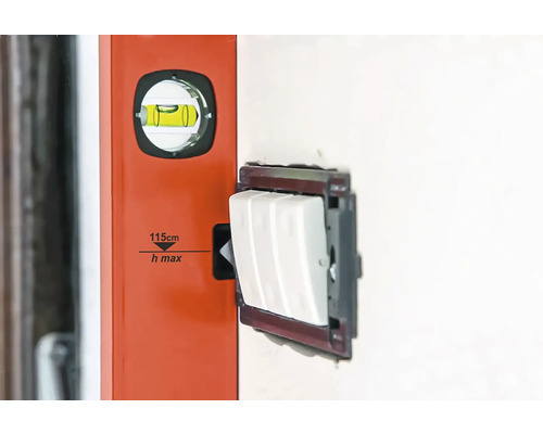 Vattenpass för att rikta in en strömbrytare