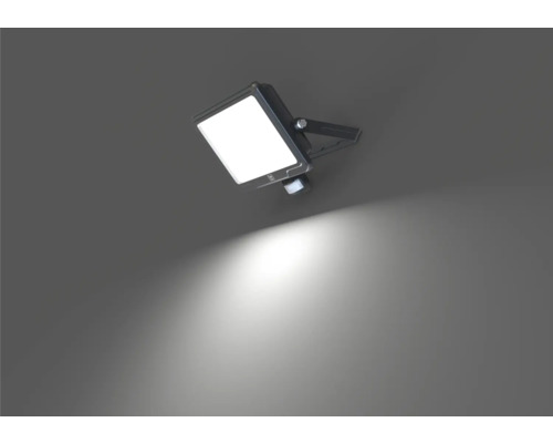 LED-strålkastare för utomhusbruk med rörelsesensor på en vägg