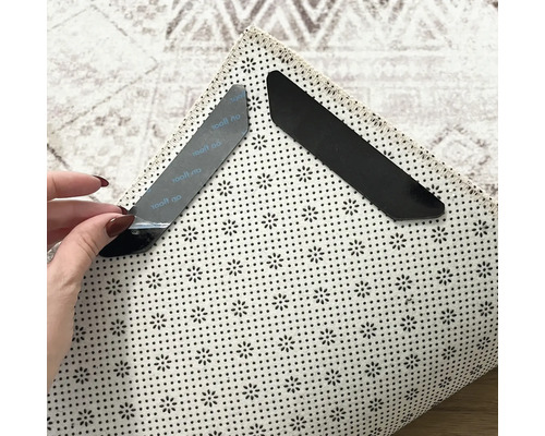 Två halkskydd för mattor på en matta för fastsättning och fixering.