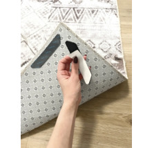 Matta med halkskyddsmatta och självhäftande remsor för fixering