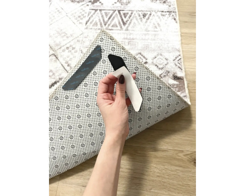 Matta med halkskyddsmatta och självhäftande remsor för fixering