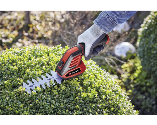 Einhell batteridriven häcksax i bruk på en häck