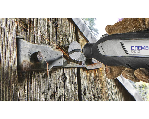Dremel multifunktionsverktyg 8240 används på ett dörrgångjärn