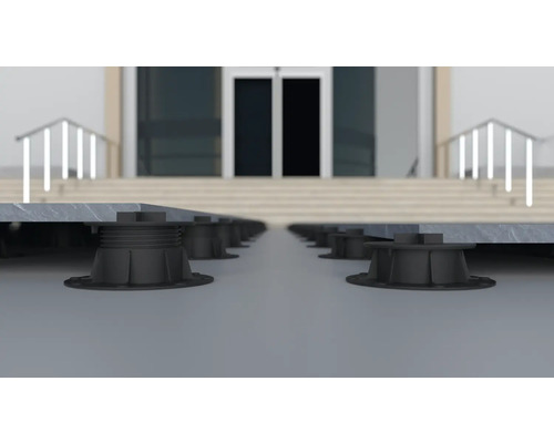 Terrassplattor på höjdjusterbara socklar framför byggnad