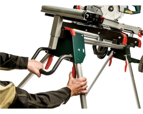 Person som transporterar en kap- och gersåg på ett underrede