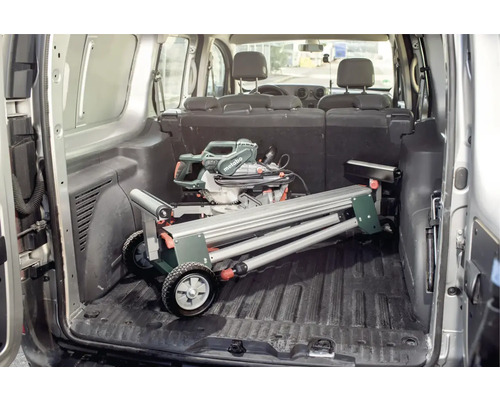 Metabo logotyp. I lastutrymmet på en skåpbil finns en kap- och gersåg med underrede.