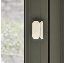 Yale Logo fönsterkontaktsensor på fönsterkarmen