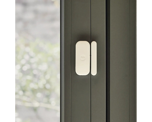 Yale Logo fönsterkontaktsensor på fönsterkarmen