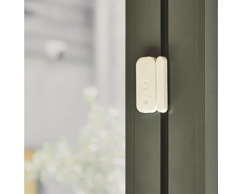 Dörrkontakt för larmsystem monterad på fönsterkarmen