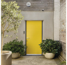 Entré med gul ytterdörr, växter och Yale-logotyp