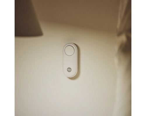 Yale logotyp dörrklocka monterad på vägg