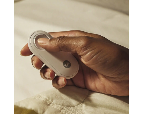 En hand håller en Yale-fjärrkontroll