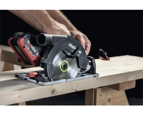 Metabo batteridriven cirkelsåg som skär trä