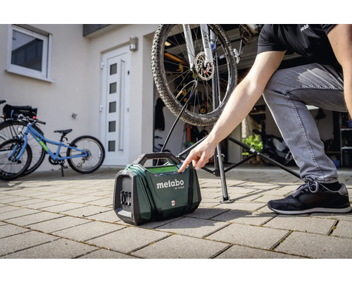 Metabo batteridriven kompressor för att pumpa upp ett cykeldäck
