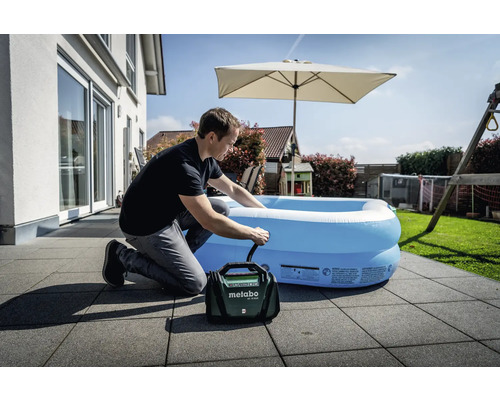Man pumpar upp en pool på en terrass med en Metabo pump