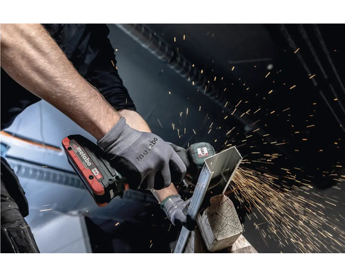 Man slipar metall med en Metabo vinkelslip, gnistor flyger.
