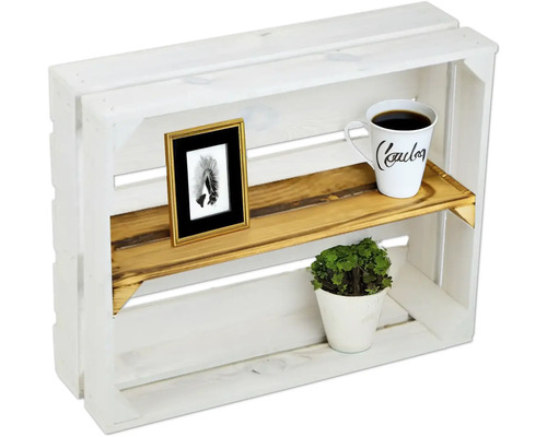 Vit trälåda med hyllor för förvaring av föremål, dekorerad med mugg, växt och bild