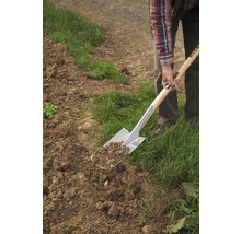 En person gräver jorden med en spade.