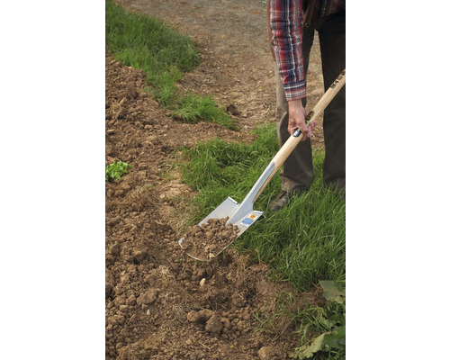 En person gräver jorden med en spade.